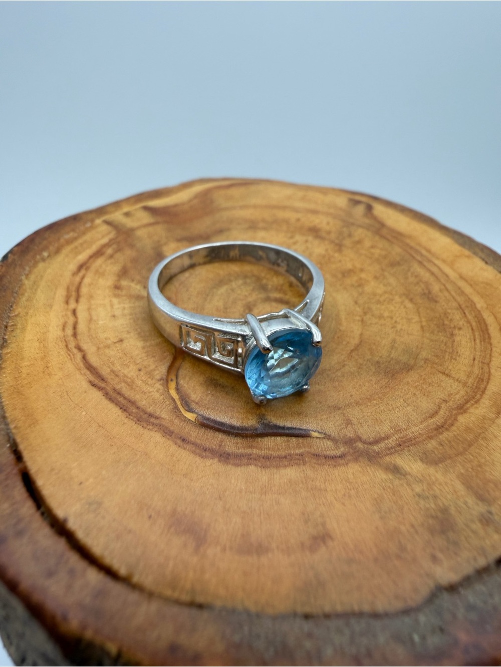 Sterling Silver Blue (Stone or Glass) Solitaire Ring - 3.4g size 8